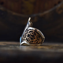 Görseli Galeri görüntüleyiciye yükleyin, Calligraphy Archer Thumb Ring with Turquoise
