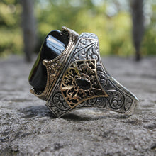 Görseli Galeri görüntüleyiciye yükleyin, Artistic Cut Black Amber Stone Ring
