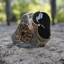 Görseli Galeri görüntüleyiciye yükleyin, Artistic Cut Black Amber Stone Ring
