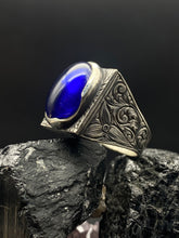 Görseli Galeri görüntüleyiciye yükleyin, Engraved Round Blue Amber Silver Ring
