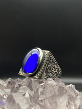 Görseli Galeri görüntüleyiciye yükleyin, Engraved Round Blue Amber Silver Ring
