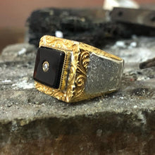 Görseli Galeri görüntüleyiciye yükleyin, Handmade Gold Engraved Elegant Black Amber Ring
