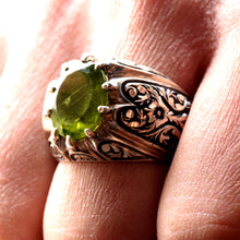 Görseli Galeri görüntüleyiciye yükleyin, Natural Peridot Sterling Silver Ring Men
