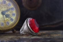 Görseli Galeri görüntüleyiciye yükleyin, Facated Red Zircon Silver Ring
