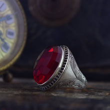 Görseli Galeri görüntüleyiciye yükleyin, Facated Red Zircon Silver Ring
