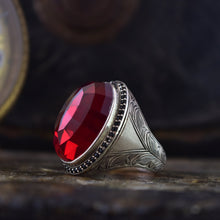 Görseli Galeri görüntüleyiciye yükleyin, Facated Red Zircon Silver Ring
