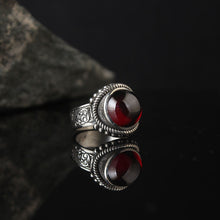 Görseli Galeri görüntüleyiciye yükleyin, Engraved Red Zircon Silver Ring
