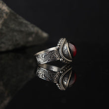 Görseli Galeri görüntüleyiciye yükleyin, Engraved Red Zircon Silver Ring
