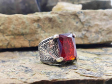 Görseli Galeri görüntüleyiciye yükleyin, Engraved Red Zircon Silver Ring Men
