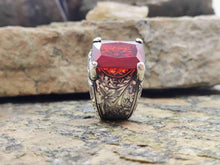 Görseli Galeri görüntüleyiciye yükleyin, Engraved Red Zircon Silver Ring Men
