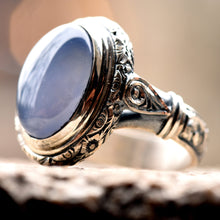 Görseli Galeri görüntüleyiciye yükleyin, Unique Engraved Blue Agate Silver Ring
