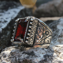 Görseli Galeri görüntüleyiciye yükleyin, Hand Engraved Red Zircon Silver Ring
