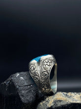 Görseli Galeri görüntüleyiciye yükleyin, Engraved Blue Paraiba Tourmaline Silver Ring
