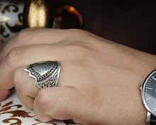 Görseli Galeri görüntüleyiciye yükleyin, Calligraphic Archer Style Thumb Ring
