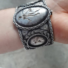 Görseli Galeri görüntüleyiciye yükleyin, Medusa Bracelet For Women
