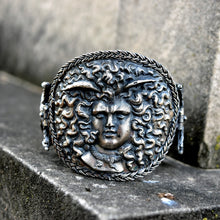 Görseli Galeri görüntüleyiciye yükleyin, Medusa Bracelet For Women
