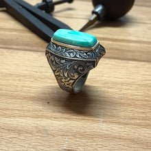 Görseli Galeri görüntüleyiciye yükleyin, Engraved Green Amber Silver Ring
