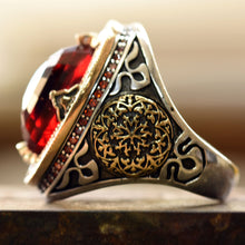 Görseli Galeri görüntüleyiciye yükleyin, Engraved Classy Red Stone Ring for Men
