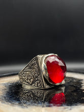 Görseli Galeri görüntüleyiciye yükleyin, Engraved Red Zircon Ring Men
