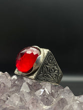 Görseli Galeri görüntüleyiciye yükleyin, Engraved Red Zircon Ring Men
