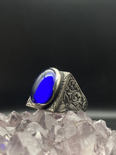 Görseli Galeri görüntüleyiciye yükleyin, Engraved Large Blue Amber Silver Ring
