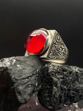 Görseli Galeri görüntüleyiciye yükleyin, Engraved Red Zircon Ring Men
