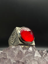 Görseli Galeri görüntüleyiciye yükleyin, Engraved Red Zircon Ring Men
