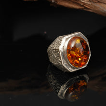 Görseli Galeri görüntüleyiciye yükleyin, Unique Baltic Amber Gemstone Ring
