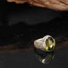 Görseli Galeri görüntüleyiciye yükleyin, Handmade Engraved Green Zircon Ring
