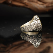 Görseli Galeri görüntüleyiciye yükleyin, Handmade Engraved Green Zircon Ring
