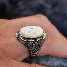 Görseli Galeri görüntüleyiciye yükleyin, Handmade Engraved Cream Amber Ring
