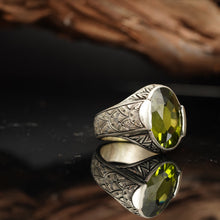 Görseli Galeri görüntüleyiciye yükleyin, Handmade Engraved Green Zircon Ring
