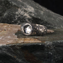 Görseli Galeri görüntüleyiciye yükleyin, Simple Zircon Hand Engraved Silver Ring
