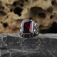 Görseli Galeri görüntüleyiciye yükleyin, Handmade Engraved Red Zircon Stone Ring
