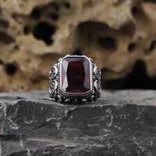 Görseli Galeri görüntüleyiciye yükleyin, Handmade Engraved Red Zircon Stone Ring
