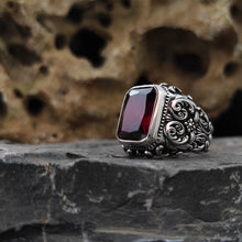 Görseli Galeri görüntüleyiciye yükleyin, Handmade Engraved Red Zircon Stone Ring
