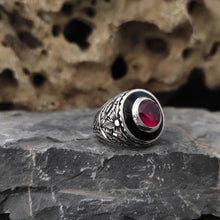 Görseli Galeri görüntüleyiciye yükleyin, Engraved Red Zircon Stone Ring
