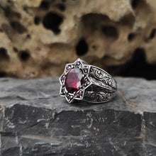 Görseli Galeri görüntüleyiciye yükleyin, Handmade Engraved Red Zircon Stone Ring
