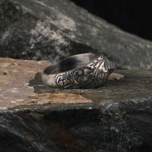 Görseli Galeri görüntüleyiciye yükleyin, Simple Zircon Hand Engraved Silver Ring
