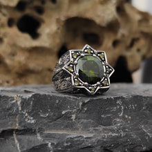 Görseli Galeri görüntüleyiciye yükleyin, Engraved Green Zircon Men Ring
