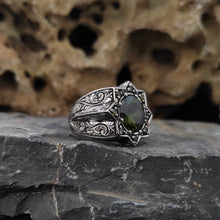 Görseli Galeri görüntüleyiciye yükleyin, Engraved Green Zircon Men Ring
