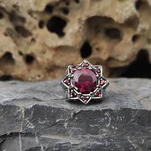 Görseli Galeri görüntüleyiciye yükleyin, Handmade Engraved Red Zircon Stone Ring
