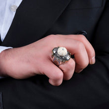 Görseli Galeri görüntüleyiciye yükleyin, White Amber Calligraphy Poison Ring
