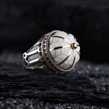 Görseli Galeri görüntüleyiciye yükleyin, White Amber Dome Ring
